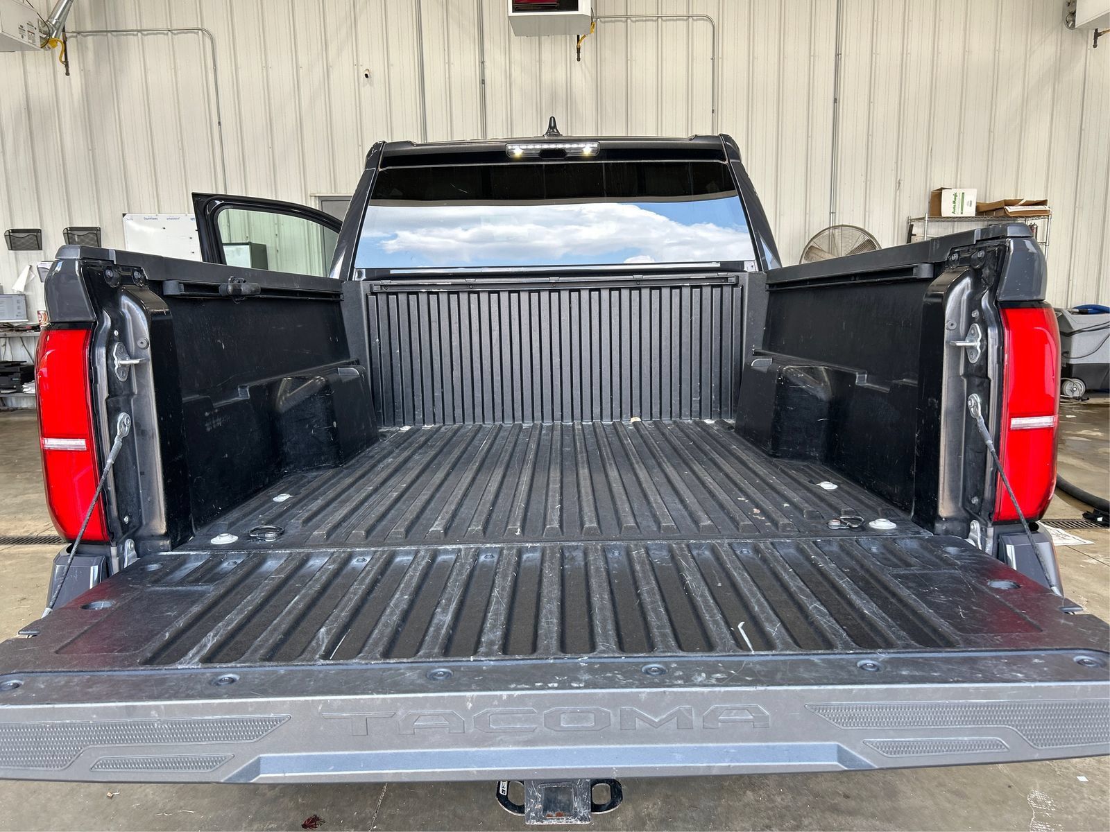 Used 2024 Toyota Tacoma SR5 AWD/4WD image 22
