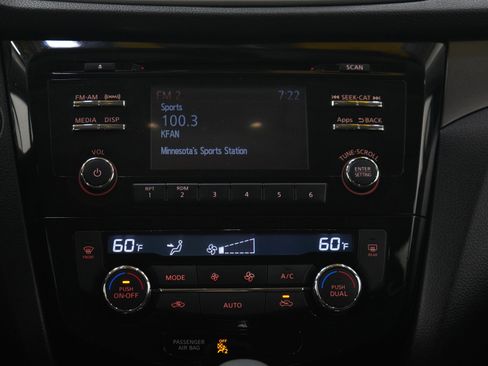 Used 2016 Nissan Rogue SV AWD/4WD image 17