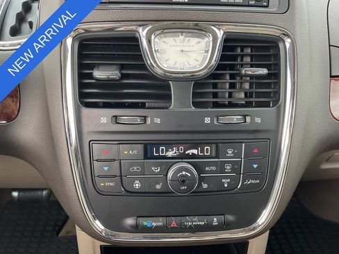 Used 2016 Chrysler Town & Country Touring w/ Driver Convenience Group FWD image 15