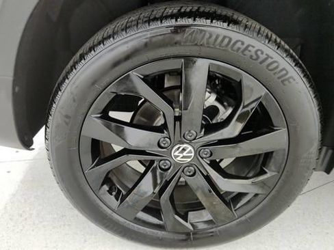 Used 2024 Volkswagen Taos SE FWD image 95