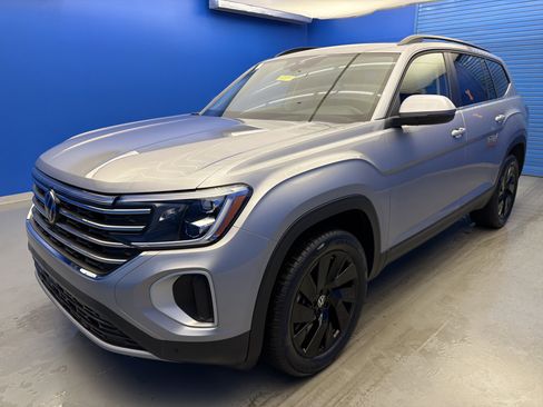 Used 2025 Volkswagen Atlas SE w/ Panoramic Sunroof Package image 4