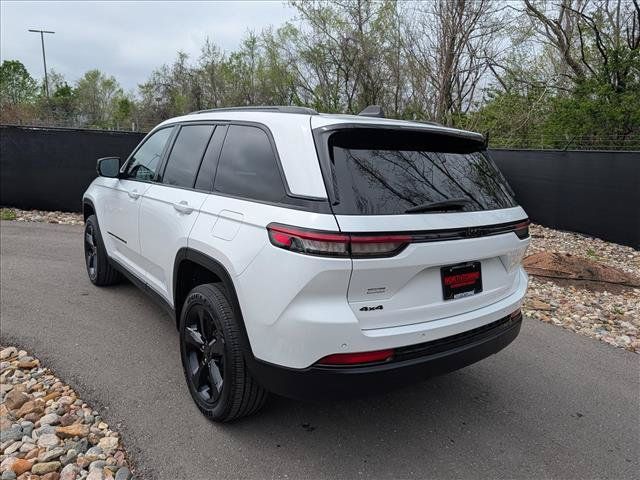 Used 2024 Jeep Grand Cherokee Altitude AWD/4WD image 3