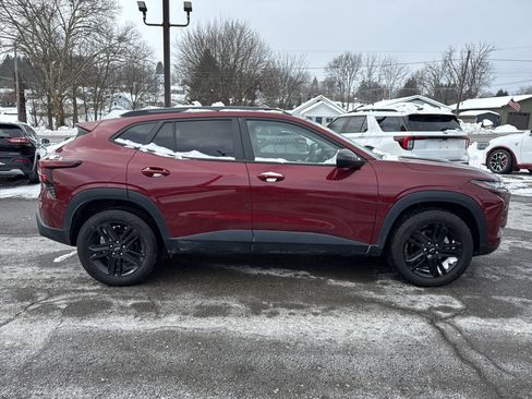 Used 2024 Chevrolet Trax ACTIV w/ Sunroof Package image 2