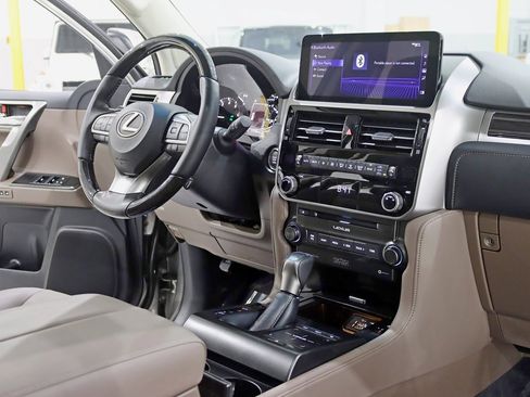 Used 2023 Lexus GX 460 Premium w/ Accessory Package image 32