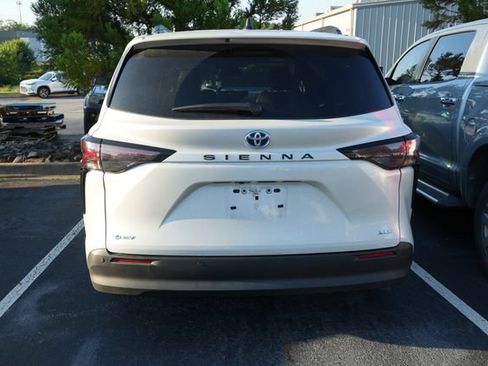 Used 2025 Toyota Sienna XLE w/ XLE Plus Package FWD image 3