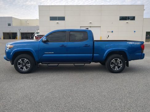 Used 2018 Toyota Tacoma TRD Sport w/ Technology Package image 16