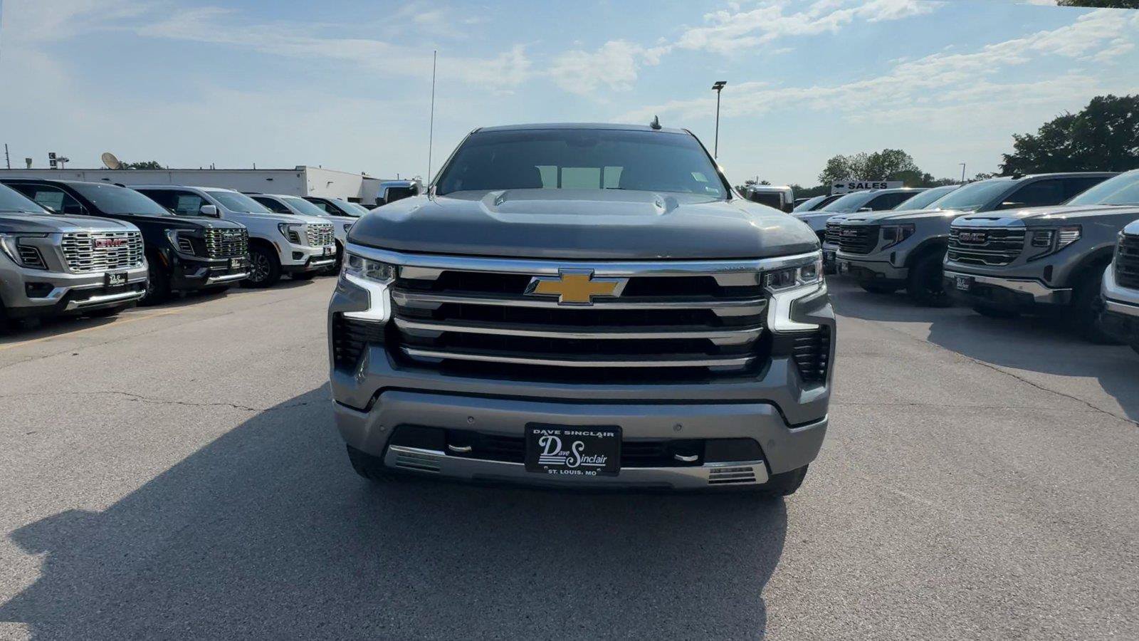Used 2023 Chevrolet Silverado 1500 High Country w/ Technology Package AWD/4WD image 4