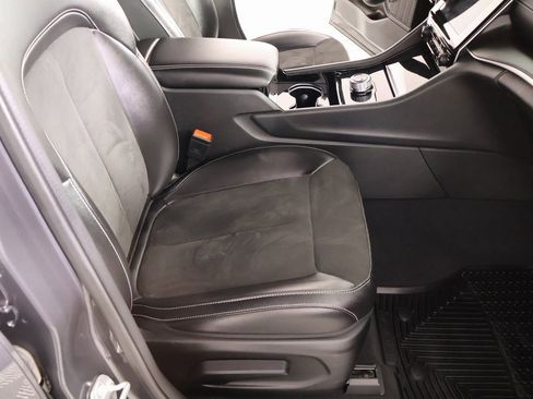 Used 2023 Jeep Grand Cherokee Altitude image 13