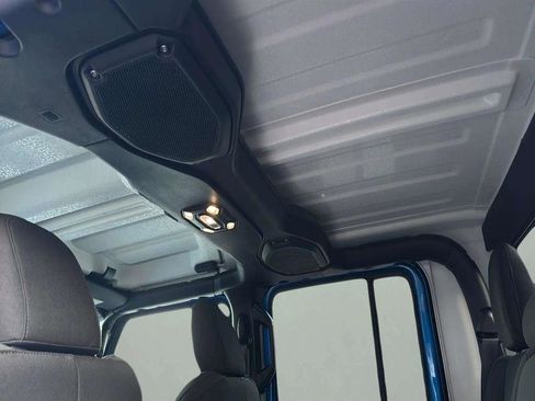 Used 2021 Jeep Gladiator Willys image 18