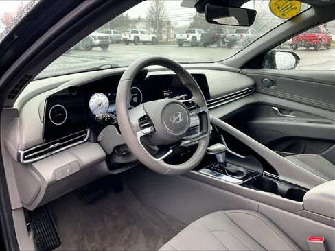 Used 2025 Hyundai Elantra SEL FWD image 8