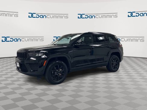 Used 2025 Jeep Grand Cherokee Altitude AWD/4WD image 4