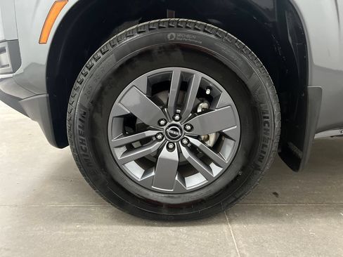 Used 2025 Nissan Frontier SV w/ Tow Package RWD image 29