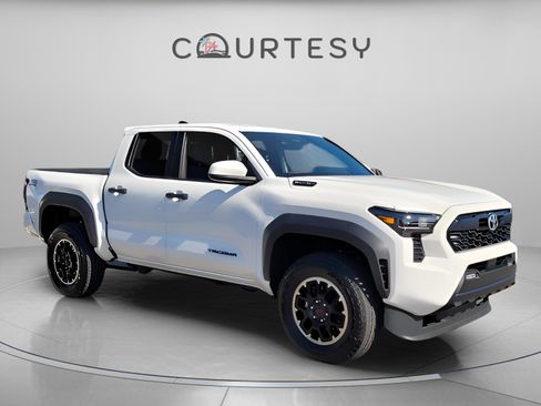 Certified 2025 Toyota Tacoma TRD Off-Road image 7