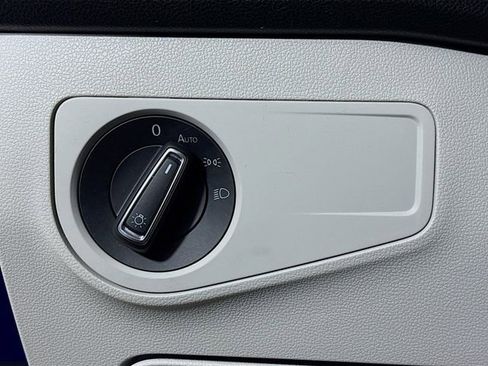 Used 2022 Volkswagen Tiguan SE w/ Panoramic Sunroof Package image 10