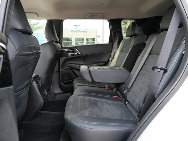 Used 2025 Mitsubishi Outlander AWD image 11