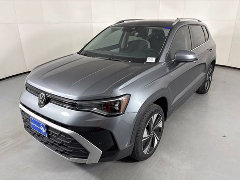 Used 2025 Volkswagen Taos SE AWD/4WD image 5