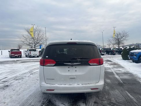 Used 2024 Chrysler Voyager LX image 4