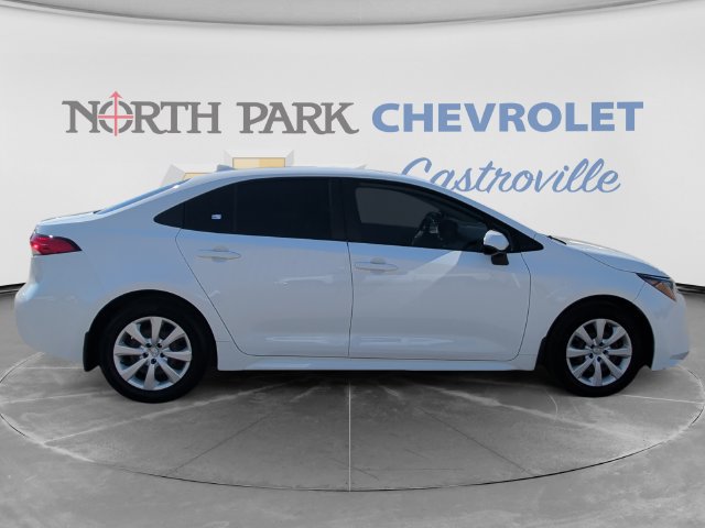 Used 2022 Toyota Corolla LE FWD image 2