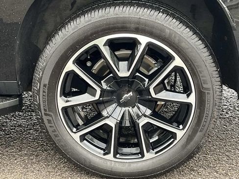 Used 2022 Chevrolet Suburban RST w/ Luxury Package AWD/4WD image 11