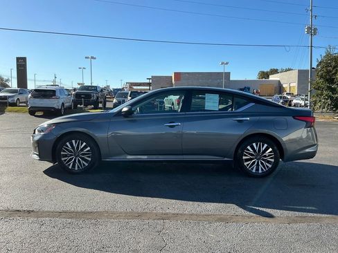 Used 2024 Nissan Altima 2.5 SV image 2