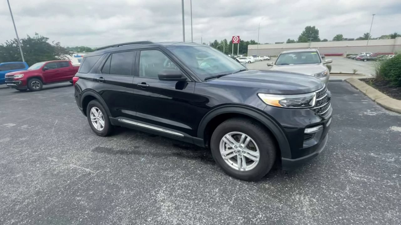 Used 2024 Ford Explorer XLT w/ Equipment Group 202A AWD/4WD image 3