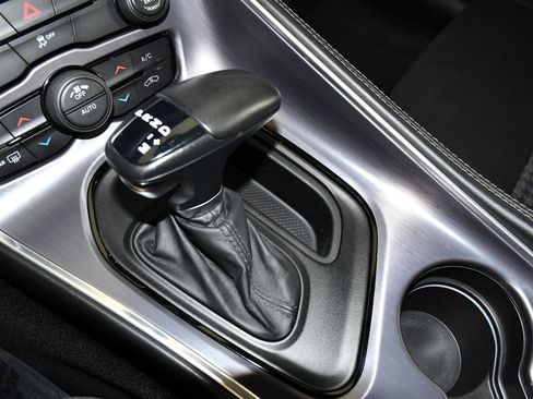 Used 2016 Dodge Challenger SXT RWD image 17