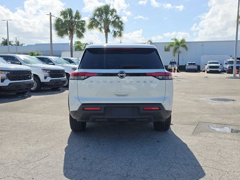 Used 2024 Nissan Pathfinder SV image 6