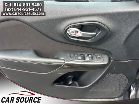 Used 2016 Jeep Cherokee Latitude w/ Comfort/Convenience Group AWD/4WD image 11