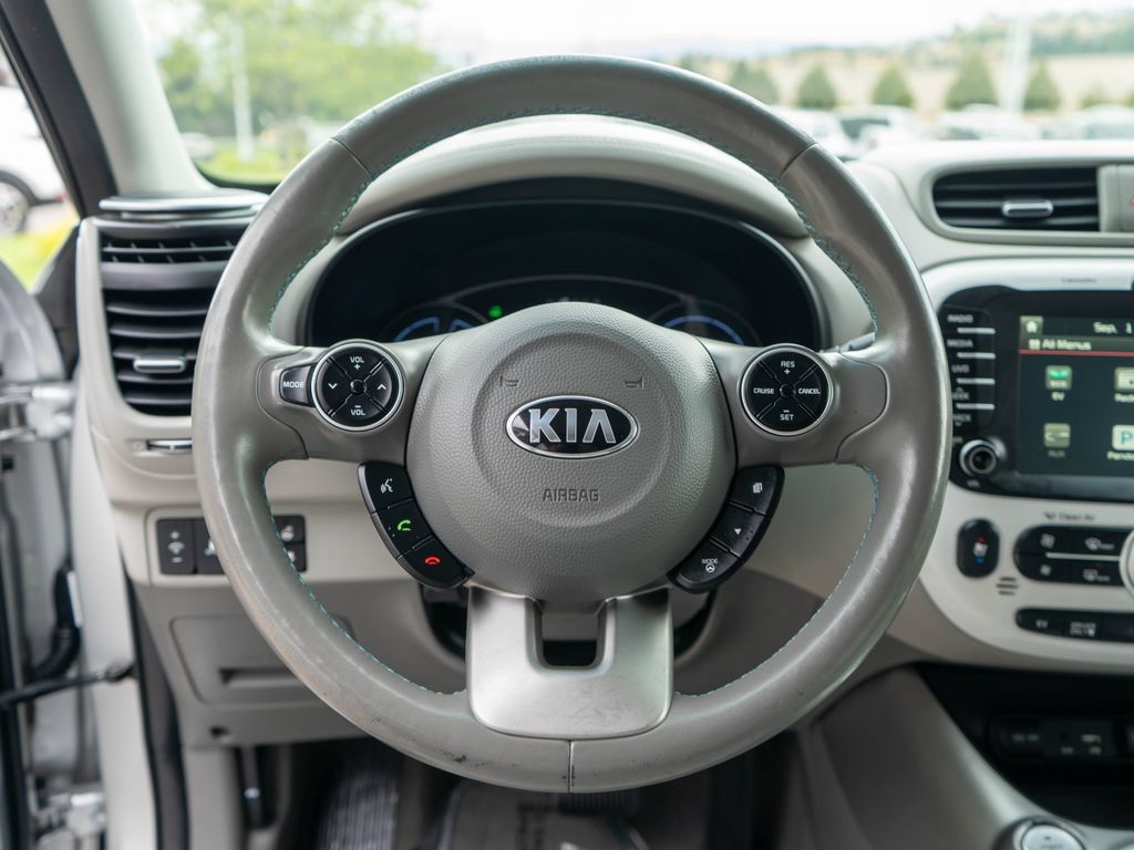 Used 2016 Kia Soul EV + FWD image 15