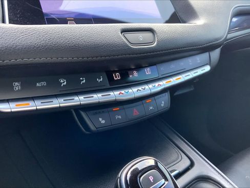 Used 2023 Cadillac XT4 Luxury w/ Cold Weather Package FWD image 35