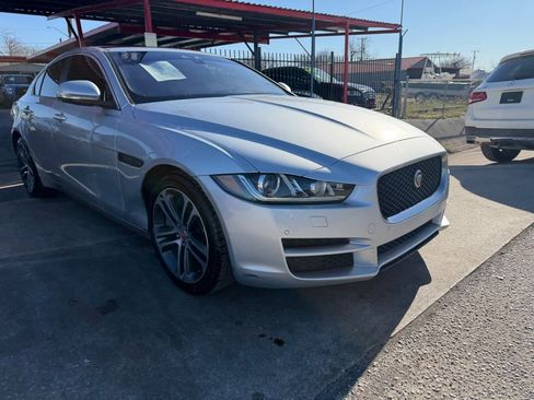 Used 2017 Jaguar XE Premium image 39