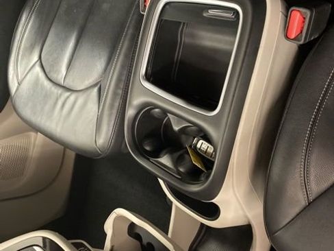 Used 2022 Chrysler Pacifica Touring-L image 13