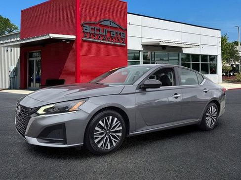 Used 2024 Nissan Altima 2.5 SV FWD image 1
