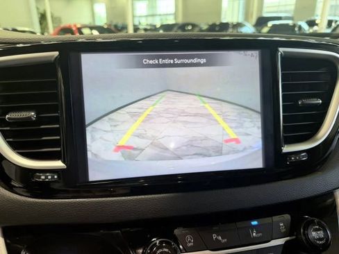Used 2024 Chrysler Pacifica Touring-L FWD image 20
