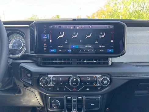 Used 2024 Jeep Wrangler Unlimited Sahara AWD/4WD image 25