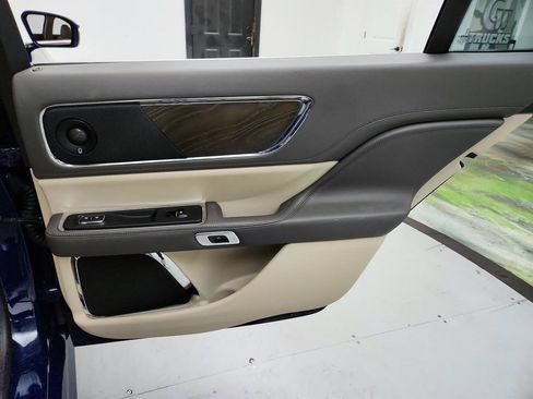 Used 2018 Lincoln Continental Reserve AWD/4WD image 30