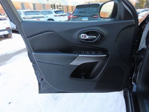 Used 2019 Jeep Cherokee Limited w/ Luxury Group image 17