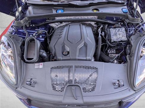 Certified 2025 Porsche Macan image 28