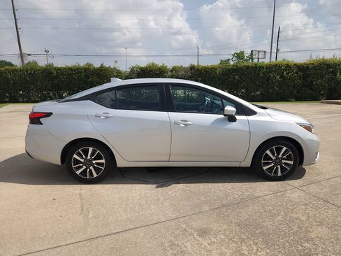 Used 2025 Nissan Versa SV FWD image 4