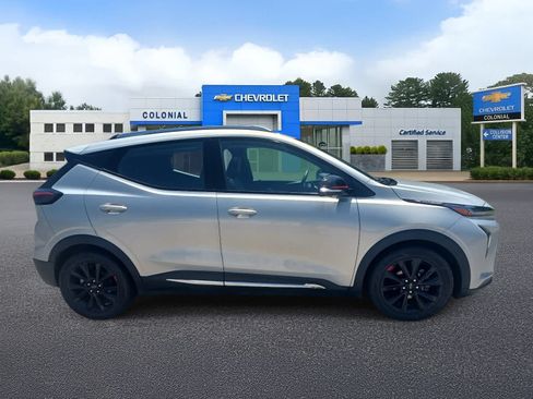 Used 2023 Chevrolet Bolt EUV Premier w/ Sun & Sound Package FWD image 3