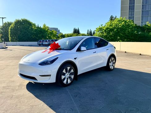 Used 2022 Tesla Model Y Long Range AWD/4WD image 17