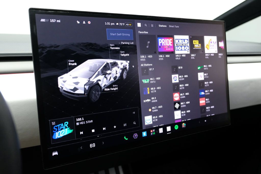 Used 2024 Tesla Cybertruck AWD Crew Cab image 31