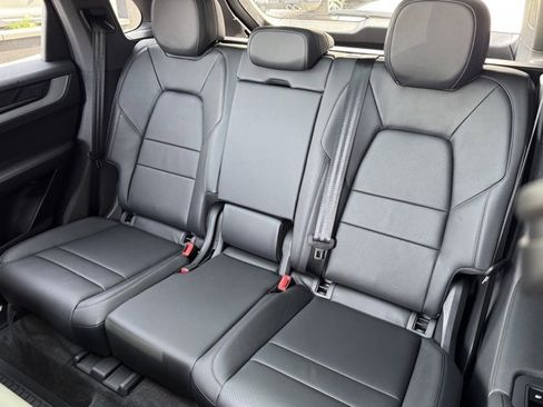 Used 2025 Porsche Cayenne image 30
