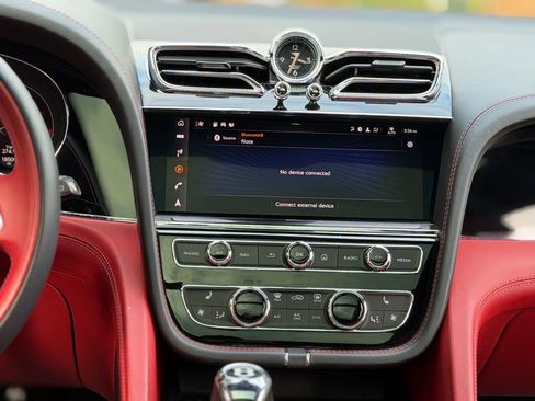 Used 2023 Bentley Bentayga image 45