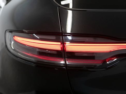 Used 2022 Porsche Macan AWD/4WD image 34