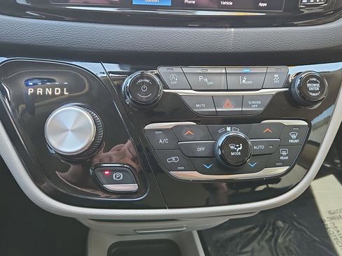 Used 2023 Chrysler Pacifica Touring-L FWD image 15