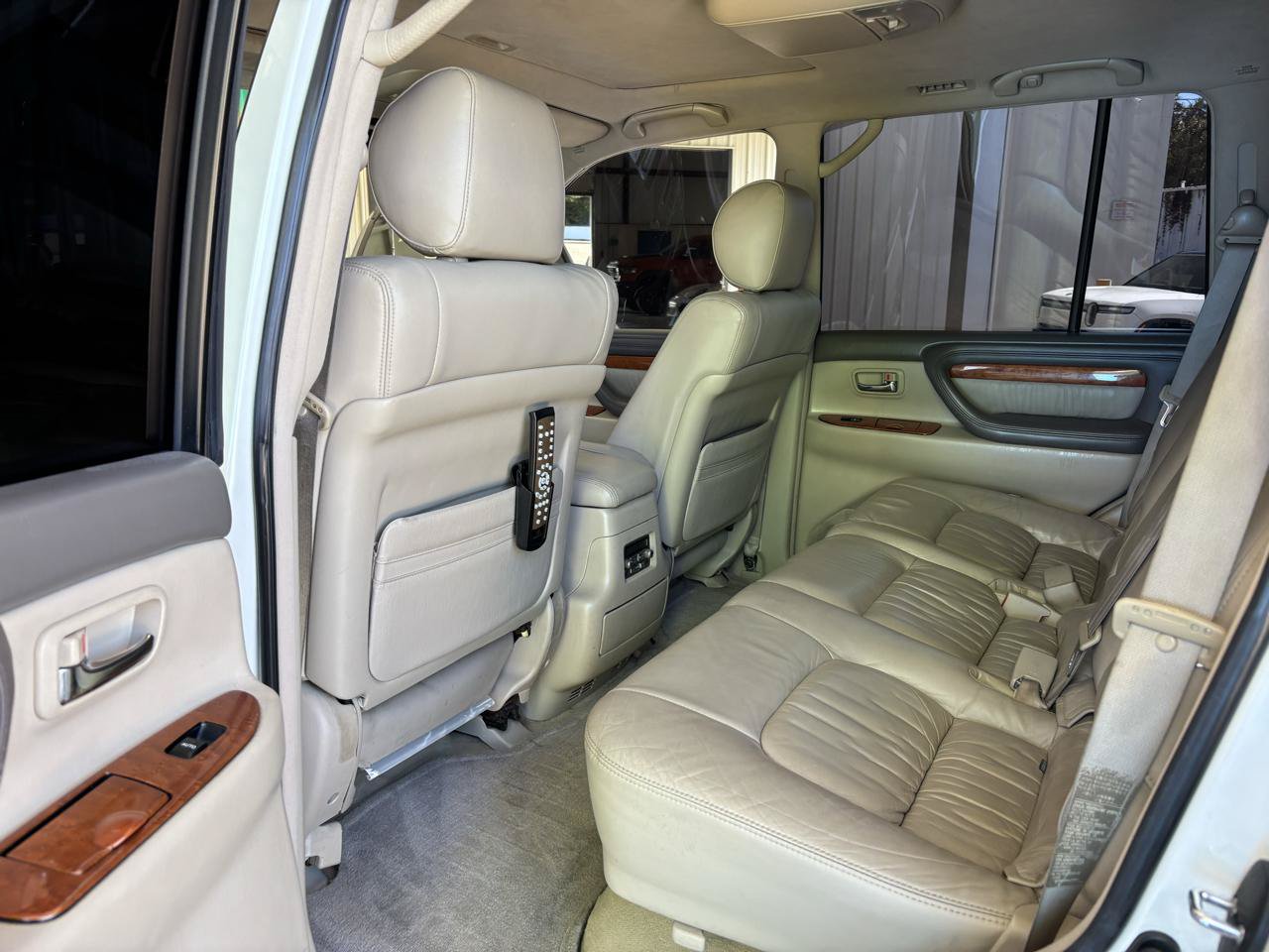 Used 2004 Lexus LX 470 4WD w/ Preferred Accessory Pkg image 22