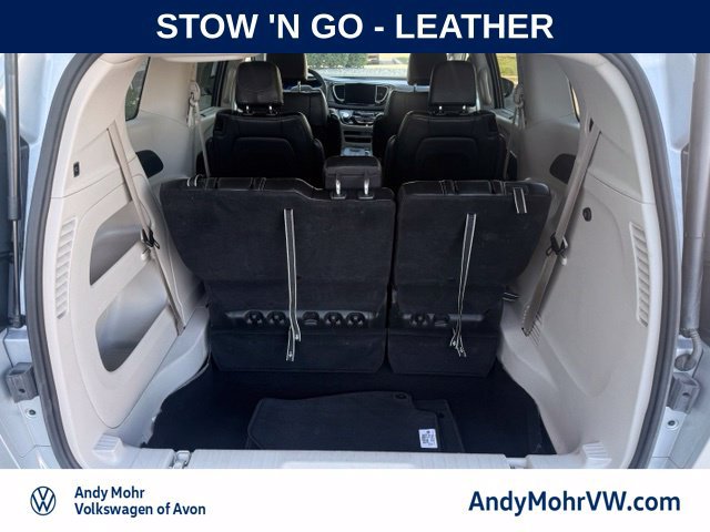 Used 2024 Chrysler Pacifica Touring-L FWD image 9