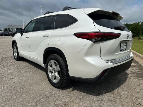 Used 2022 Toyota Highlander LE AWD/4WD image 8