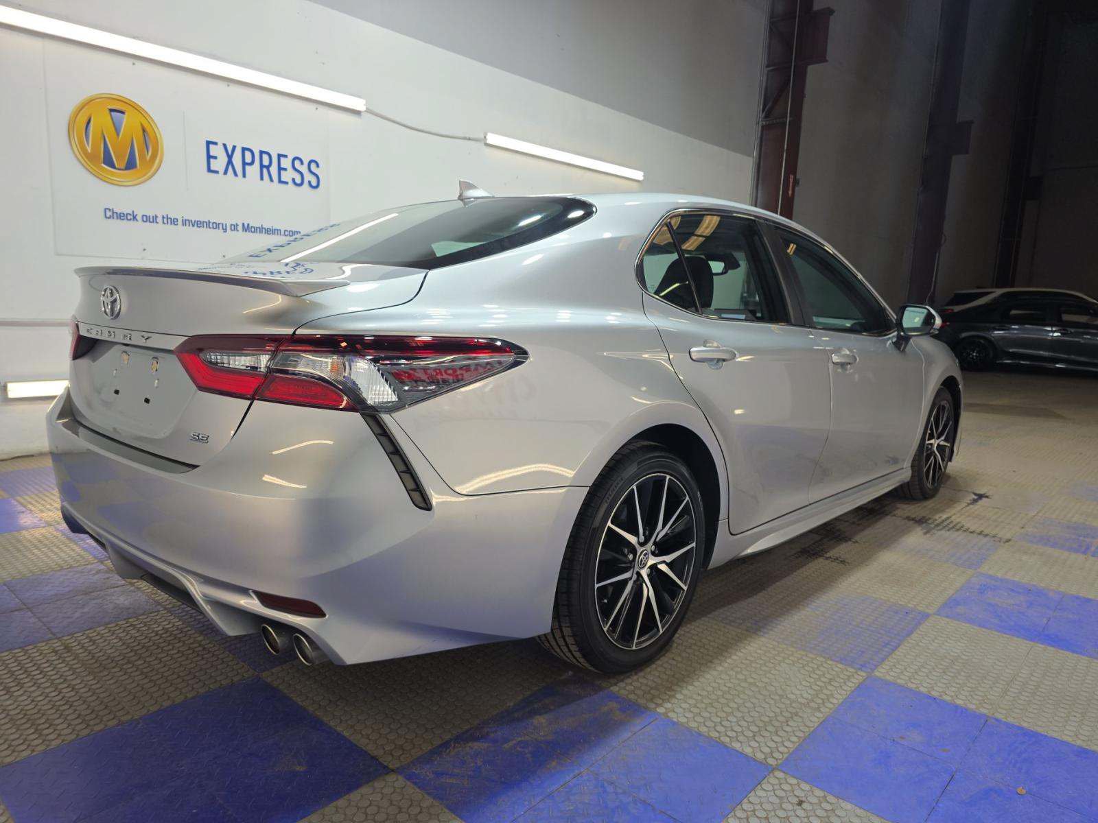 Used 2021 Toyota Camry SE w/ Convenience Package FWD image 4